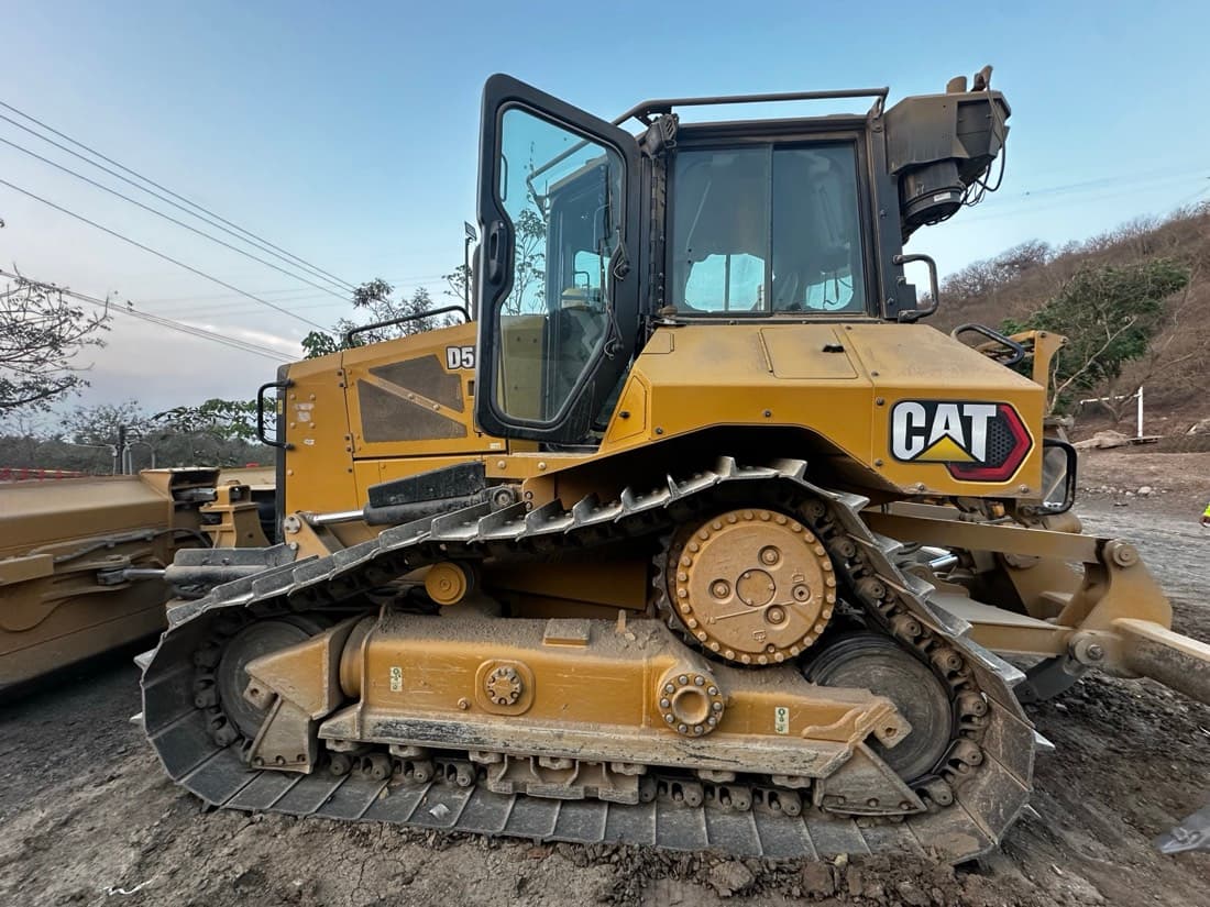 Tractor Caterpillar D5 en obra al atardecer