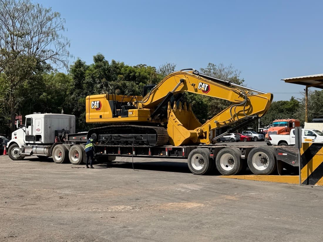 Excavadora Caterpillar 330 nueva sobre lowboy lista para movimiento de tierras