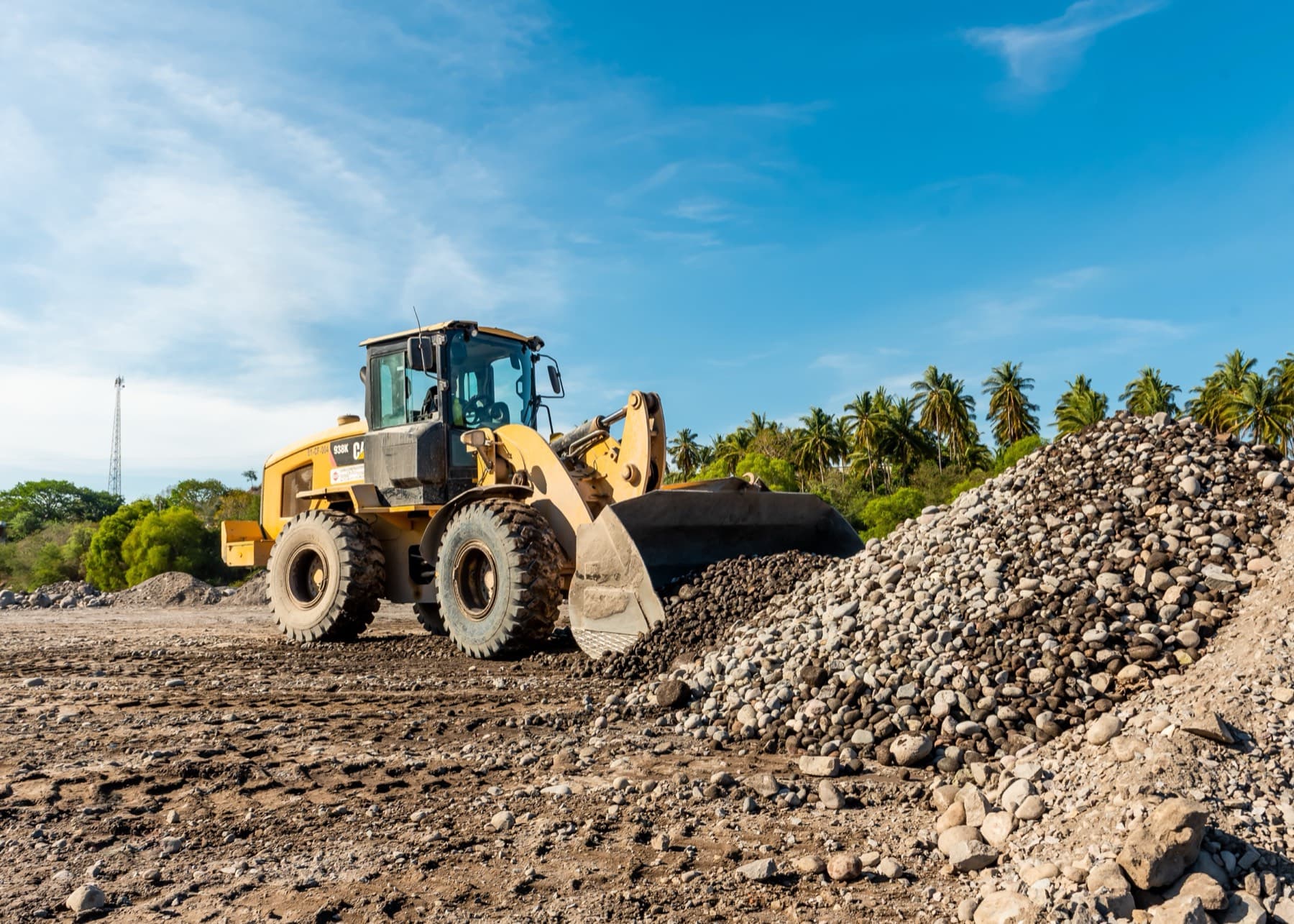 Cargador frontal Caterpillar moviendo agregados en banco de material