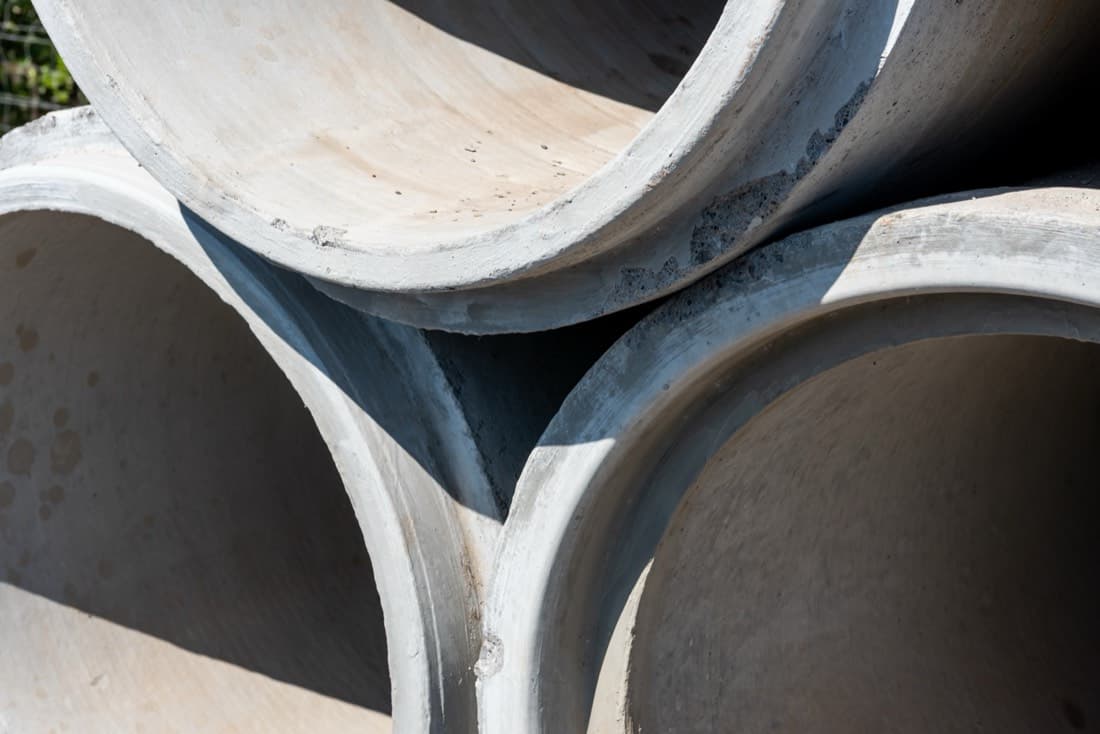 Tuberías de concreto para obra hidráulica almacenadas en patio