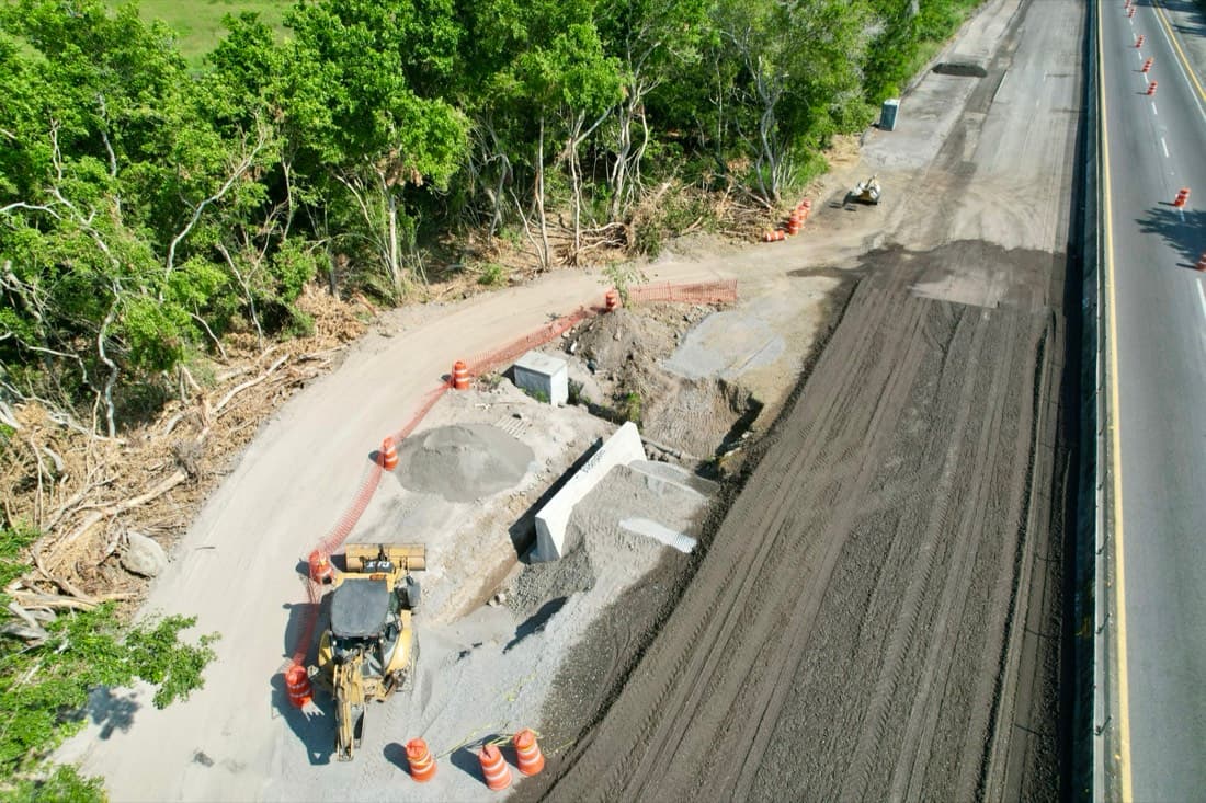 Obra de drenaje en construcción a un costado de una carretera federal